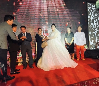 HAPPYWEDDING ĐẶNG NHANH - THUỲ TRANG 30/4/2024 Sảnh LOTUS, Chúc hai bạn trăm năm hạnh phúc.